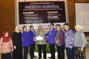 Bupati Kuningan berfoto bersama usai seminar nasional kesehatan.